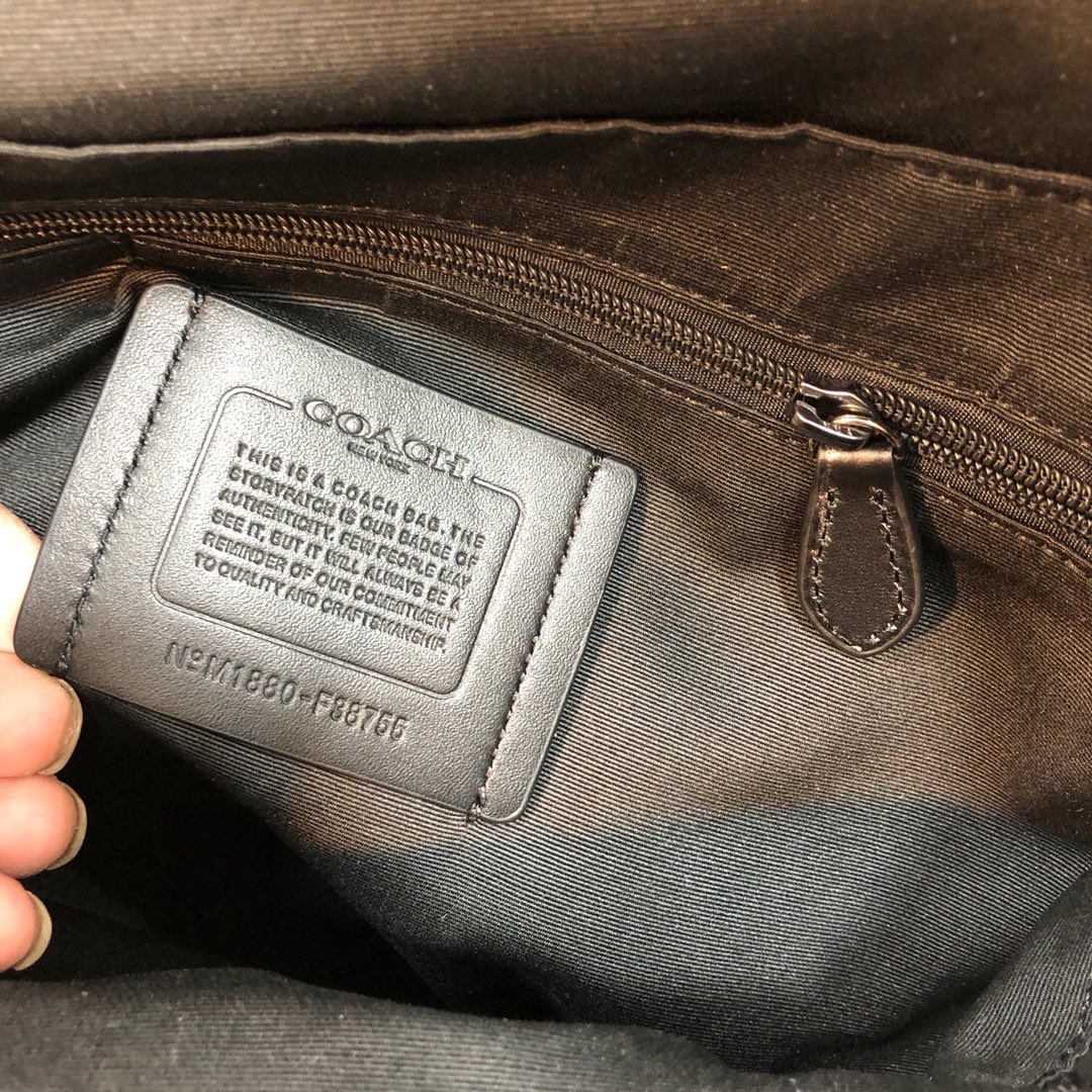 Coach 高端品质 PVC配皮款式 男士双肩背F37599 F38755 F50719 男款双拉链书包登山包电脑包 侧边 内里还有小口袋 可装IPAD 电脑笔记本
