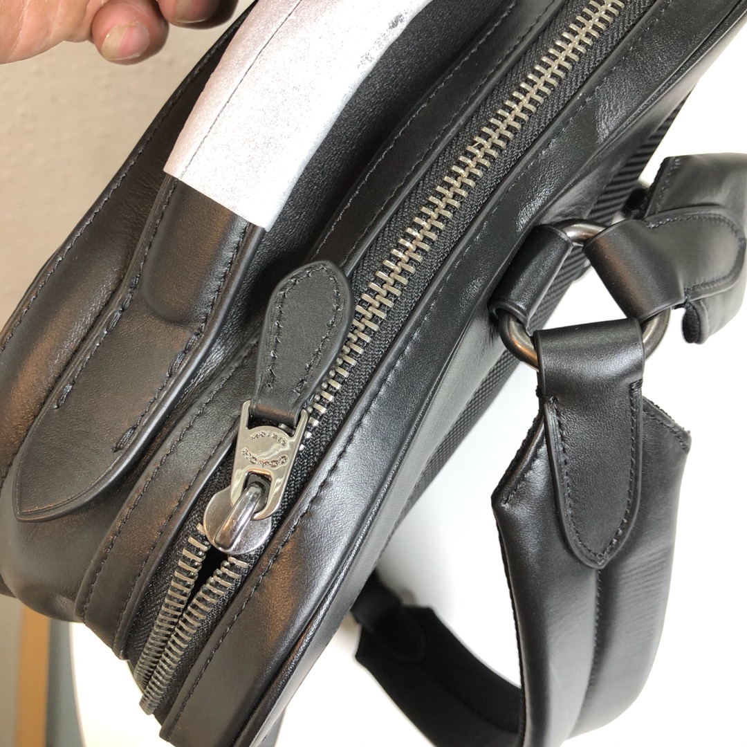 Coach 高端品质 PVC配皮款式 男士双肩背F37599 F38755 F50719 男款双拉链书包登山包电脑包 侧边 内里还有小口袋 可装IPAD 电脑笔记本