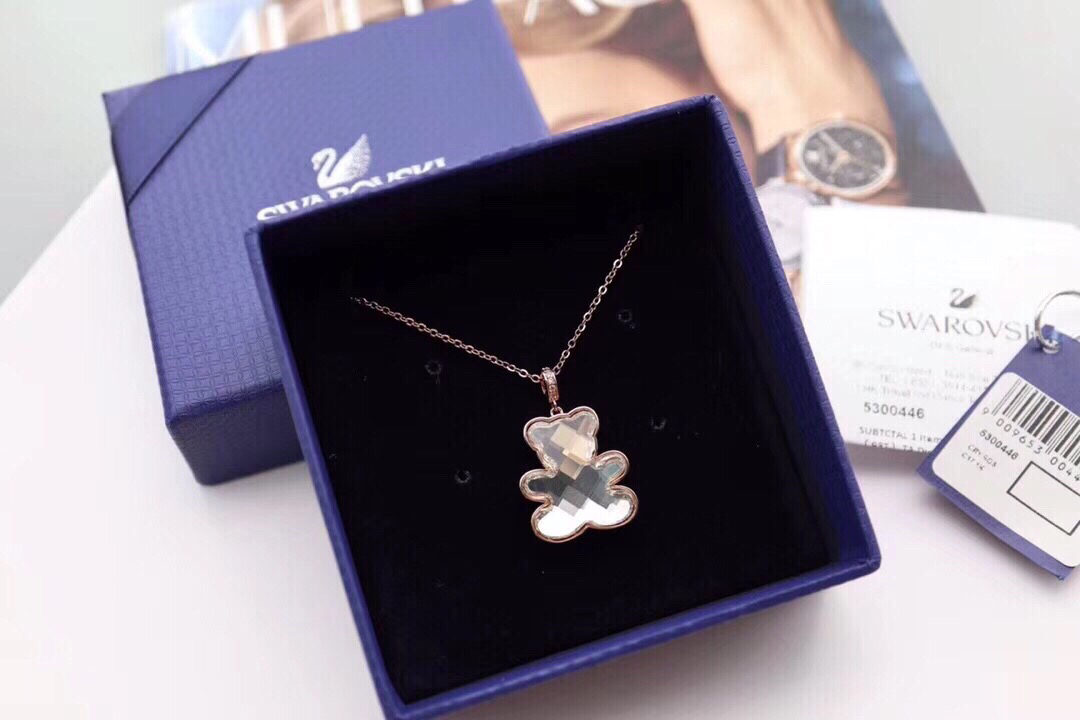 p80水晶白熊、水晶黑熊🐻🐻

这款活泼趣致的小熊链坠，可让您展现可爱迷人的魅力。充满立体感的设计，镀玫瑰金色金属精心打造。