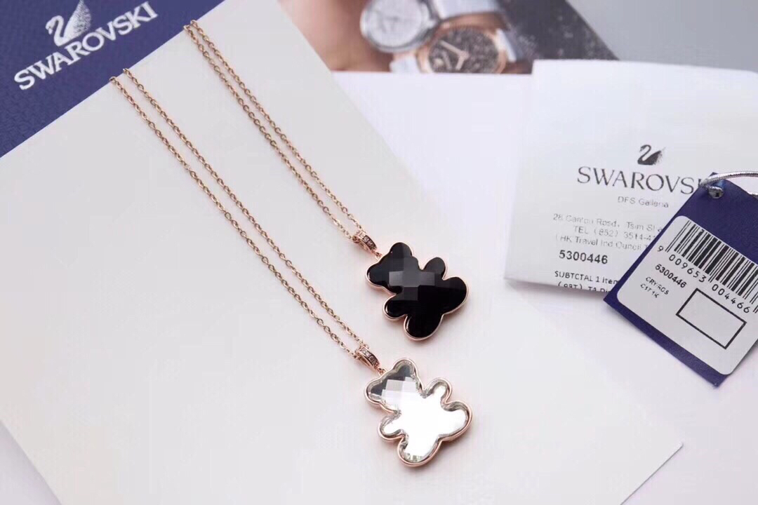 p80水晶白熊、水晶黑熊🐻🐻

这款活泼趣致的小熊链坠，可让您展现可爱迷人的魅力。充满立体感的设计，镀玫瑰金色金属精心打造。