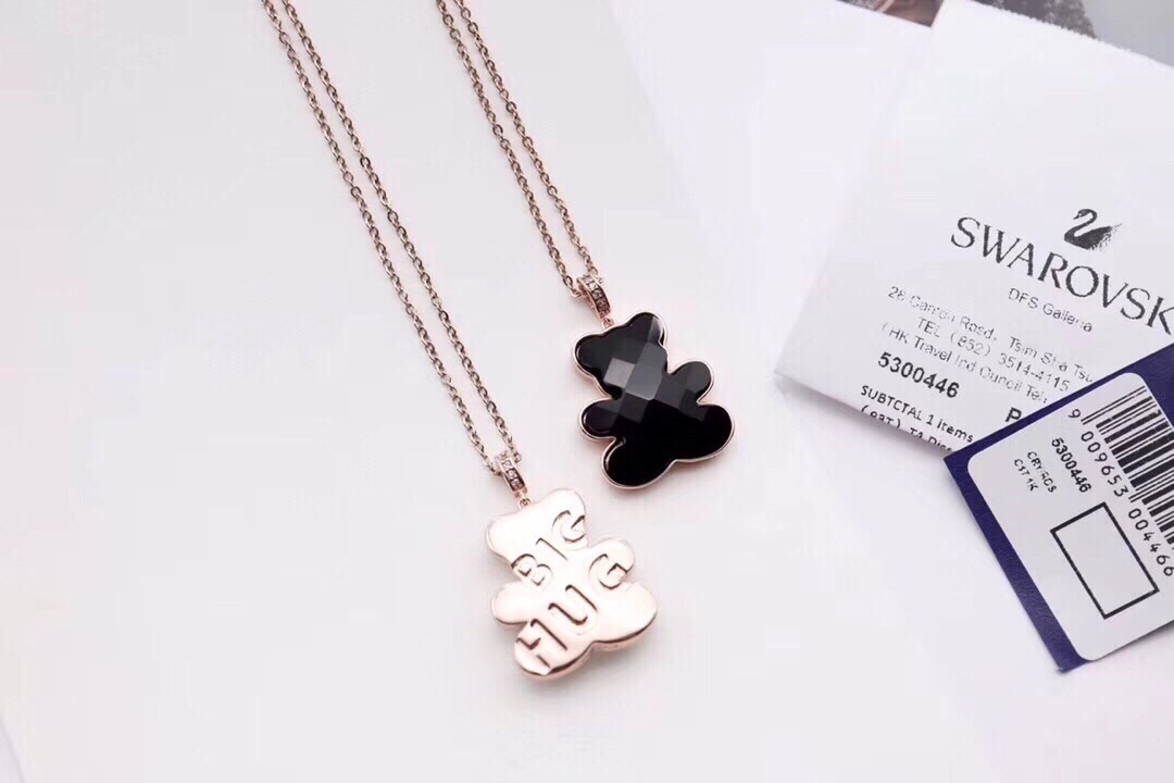 p80水晶白熊、水晶黑熊🐻🐻

这款活泼趣致的小熊链坠，可让您展现可爱迷人的魅力。充满立体感的设计，镀玫瑰金色金属精心打造。