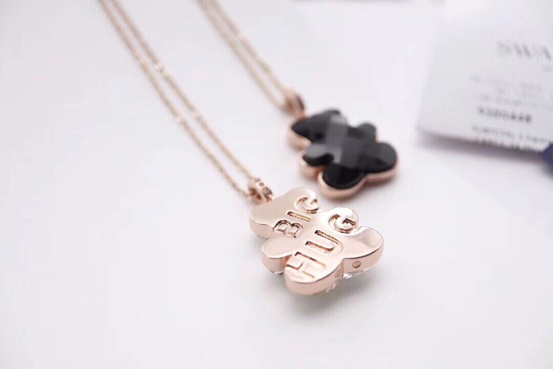 p80水晶白熊、水晶黑熊🐻🐻

这款活泼趣致的小熊链坠，可让您展现可爱迷人的魅力。充满立体感的设计，镀玫瑰金色金属精心打造。