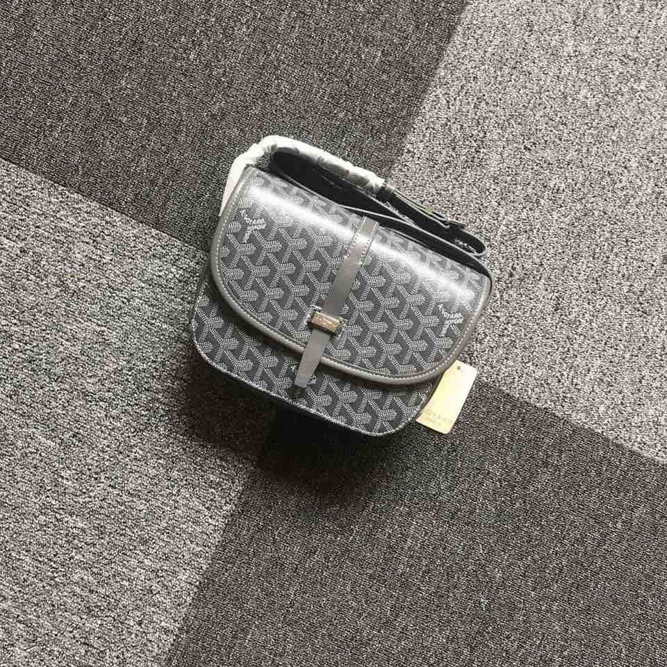 GOYARD BELVEDERE⬇️单扣邮差包配有灵巧的肩带和安全的闭合系统，适合各种场合，简约优雅且轻