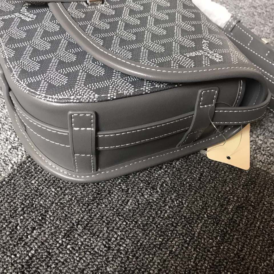 GOYARD BELVEDERE⬇️单扣邮差包配有灵巧的肩带和安全的闭合系统，适合各种场合，简约优雅且轻