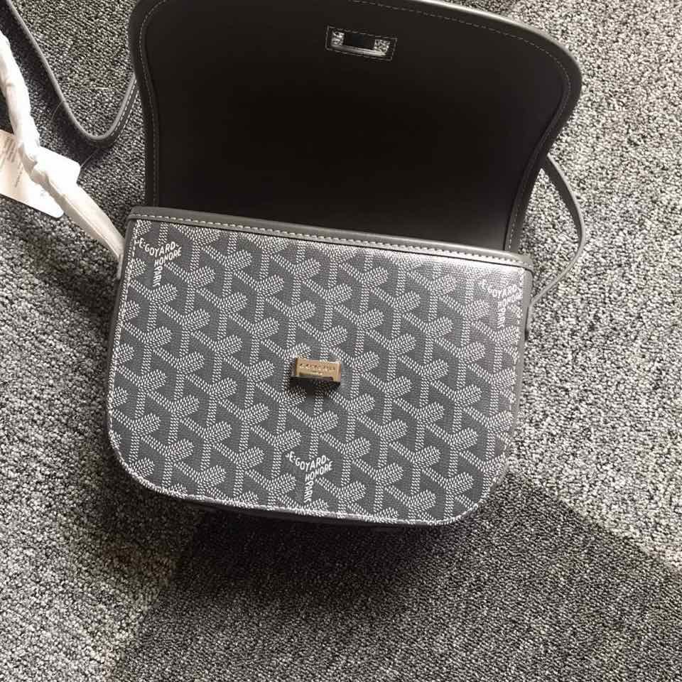 GOYARD BELVEDERE⬇️单扣邮差包配有灵巧的肩带和安全的闭合系统，适合各种场合，简约优雅且轻