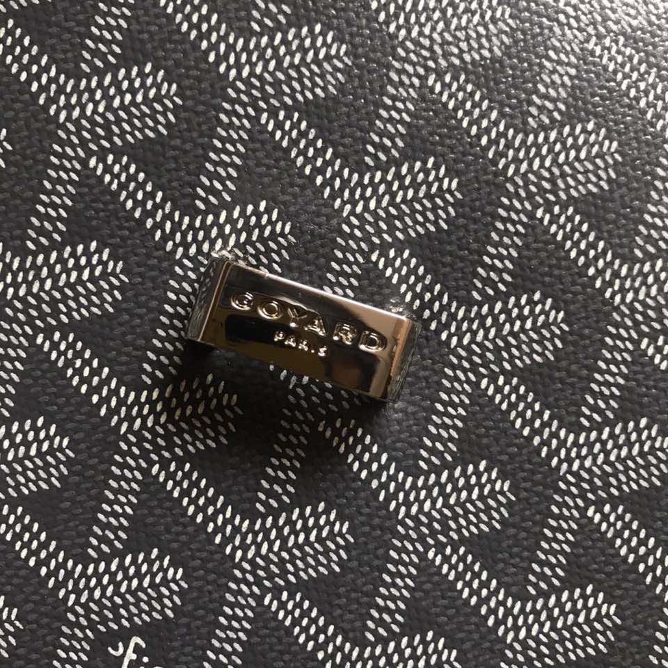 GOYARD BELVEDERE⬇️单扣邮差包配有灵巧的肩带和安全的闭合系统，适合各种场合，简约优雅且轻