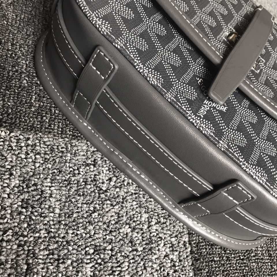 GOYARD BELVEDERE⬇️单扣邮差包配有灵巧的肩带和安全的闭合系统，适合各种场合，简约优雅且轻