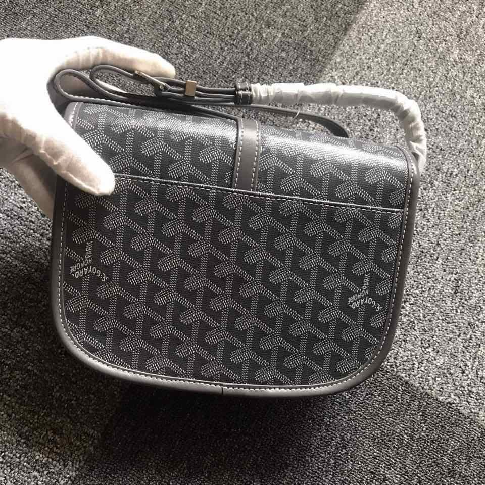 GOYARD BELVEDERE⬇️单扣邮差包配有灵巧的肩带和安全的闭合系统，适合各种场合，简约优雅且轻