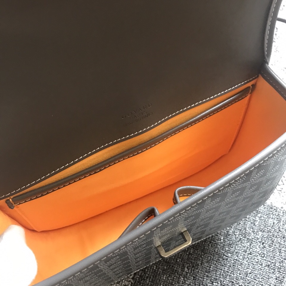 GOYARD BELVEDERE⬇️单扣邮差包配有灵巧的肩带和安全的闭合系统，适合各种场合，简约优雅且轻