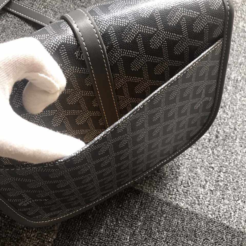 GOYARD BELVEDERE⬇️单扣邮差包配有灵巧的肩带和安全的闭合系统，适合各种场合，简约优雅且轻