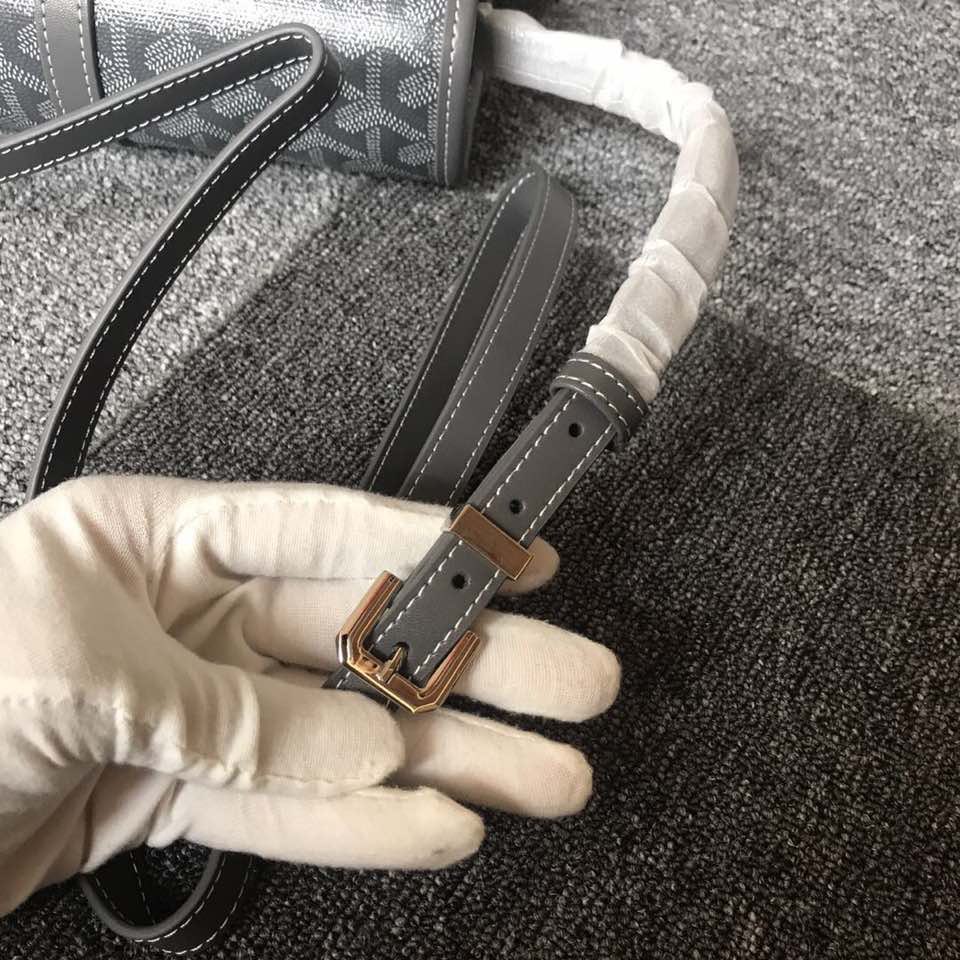 GOYARD BELVEDERE⬇️单扣邮差包配有灵巧的肩带和安全的闭合系统，适合各种场合，简约优雅且轻