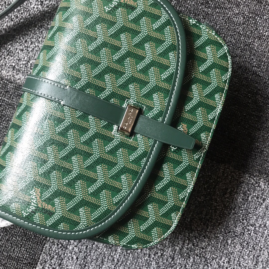 GOYARD BELVEDERE⬇️单扣邮差包配有灵巧的肩带和安全的闭合系统，适合各种场合，简约优雅且轻