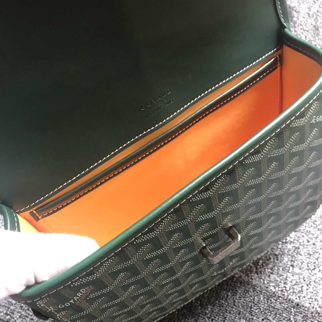 GOYARD BELVEDERE⬇️单扣邮差包配有灵巧的肩带和安全的闭合系统，适合各种场合，简约优雅且轻