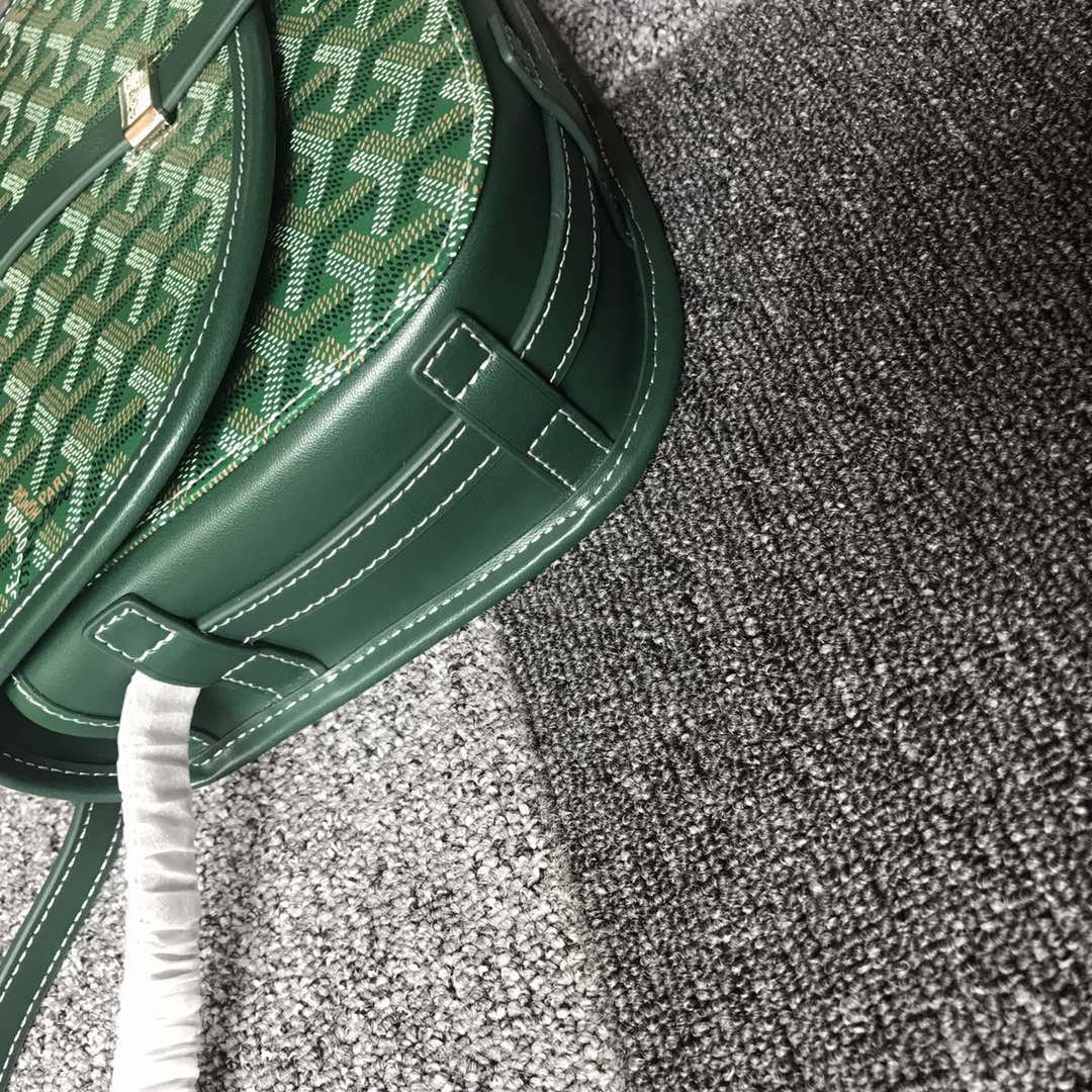 GOYARD BELVEDERE⬇️单扣邮差包配有灵巧的肩带和安全的闭合系统，适合各种场合，简约优雅且轻
