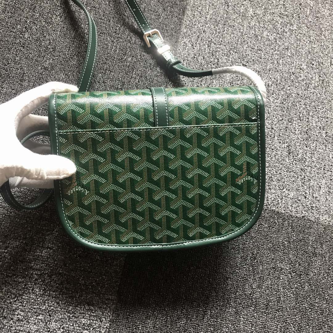 GOYARD BELVEDERE⬇️单扣邮差包配有灵巧的肩带和安全的闭合系统，适合各种场合，简约优雅且轻