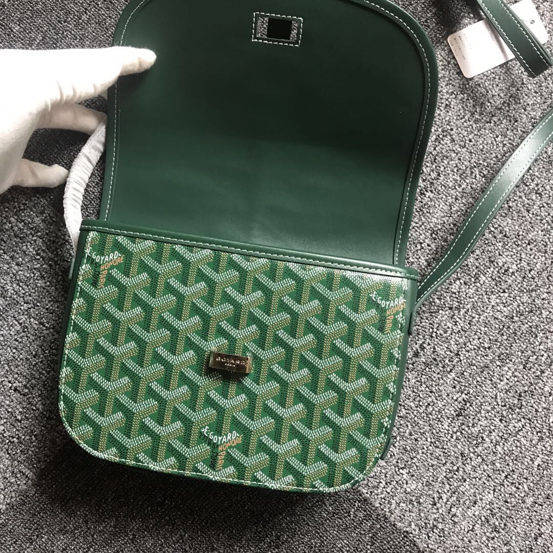 GOYARD BELVEDERE⬇️单扣邮差包配有灵巧的肩带和安全的闭合系统，适合各种场合，简约优雅且轻