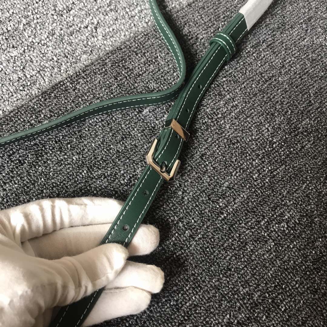 GOYARD BELVEDERE⬇️单扣邮差包配有灵巧的肩带和安全的闭合系统，适合各种场合，简约优雅且轻
