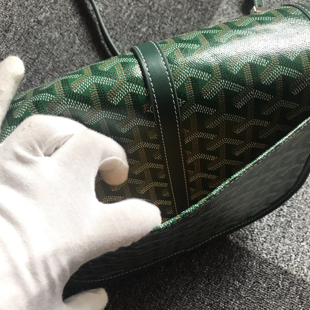 GOYARD BELVEDERE⬇️单扣邮差包配有灵巧的肩带和安全的闭合系统，适合各种场合，简约优雅且轻