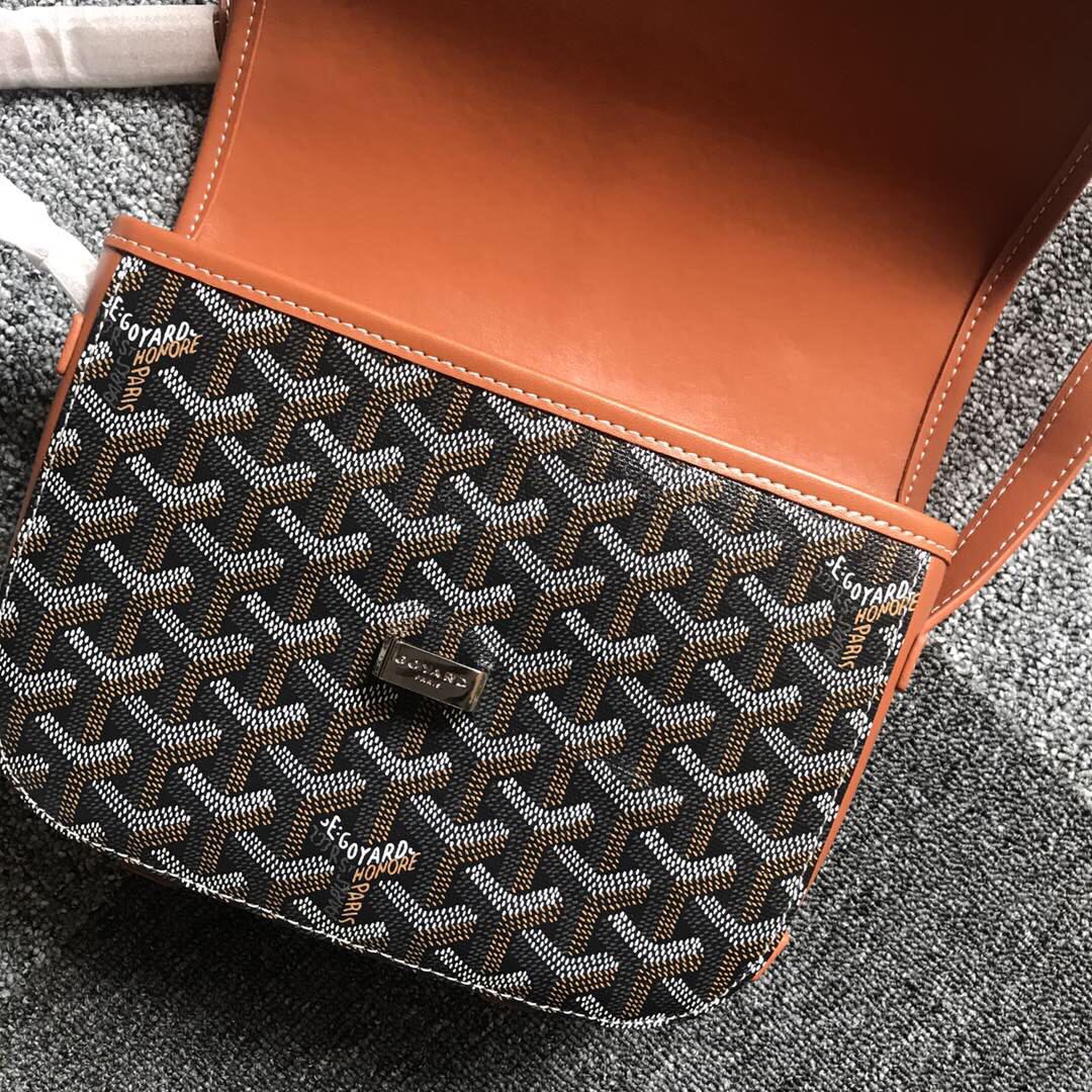 GOYARD BELVEDERE⬇️单扣邮差包配有灵巧的肩带和安全的闭合系统，适合各种场合，简约优雅且轻