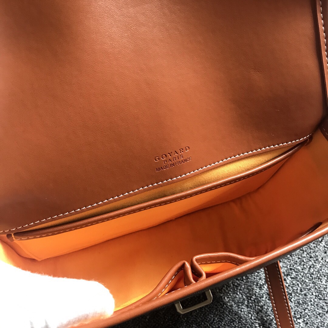 GOYARD BELVEDERE⬇️单扣邮差包配有灵巧的肩带和安全的闭合系统，适合各种场合，简约优雅且轻