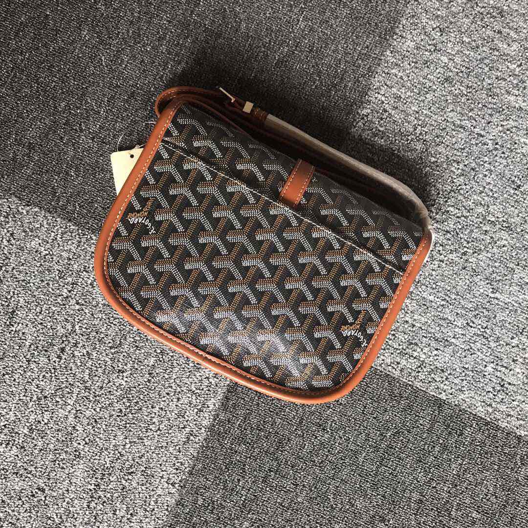 GOYARD BELVEDERE⬇️单扣邮差包配有灵巧的肩带和安全的闭合系统，适合各种场合，简约优雅且轻