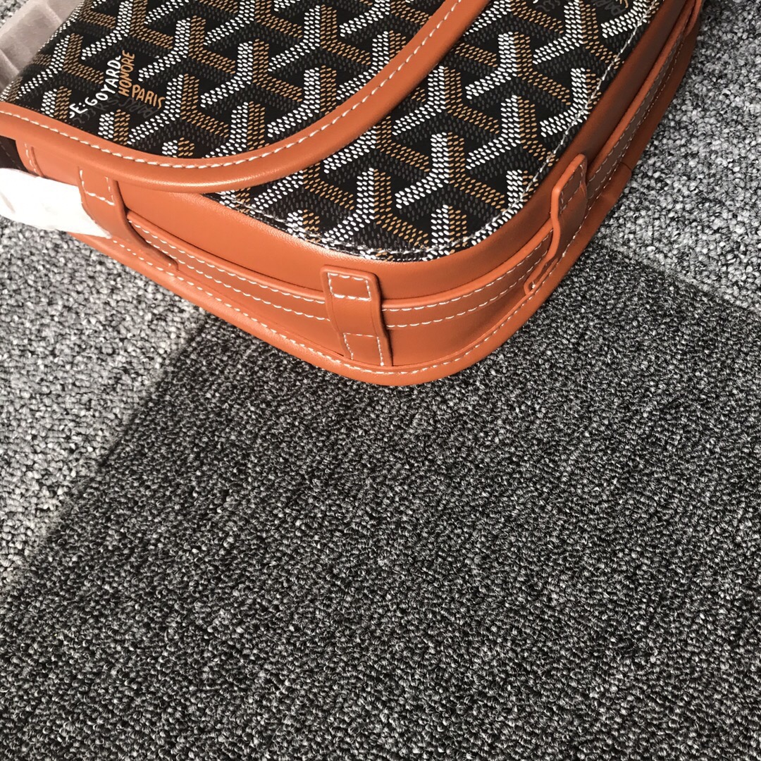 GOYARD BELVEDERE⬇️单扣邮差包配有灵巧的肩带和安全的闭合系统，适合各种场合，简约优雅且轻