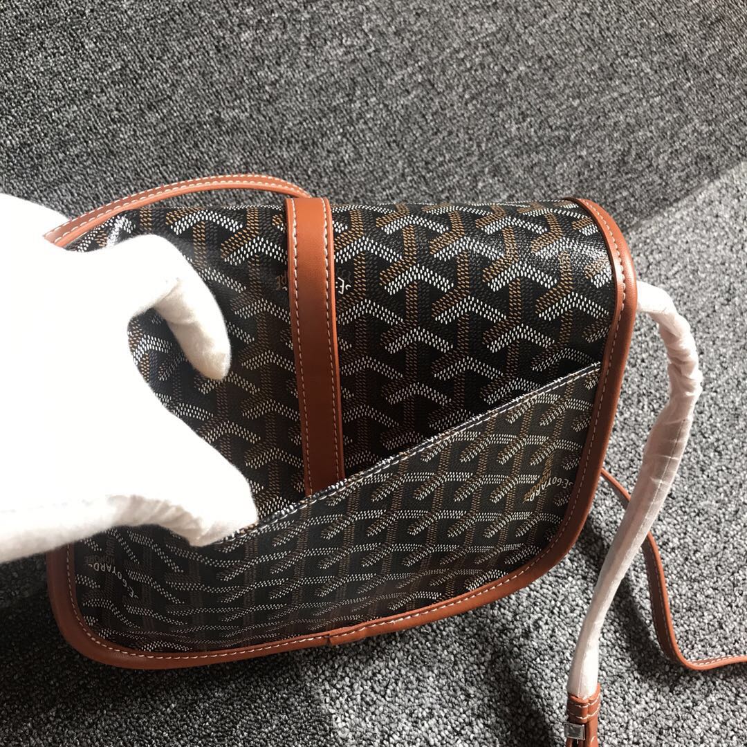 GOYARD BELVEDERE⬇️单扣邮差包配有灵巧的肩带和安全的闭合系统，适合各种场合，简约优雅且轻