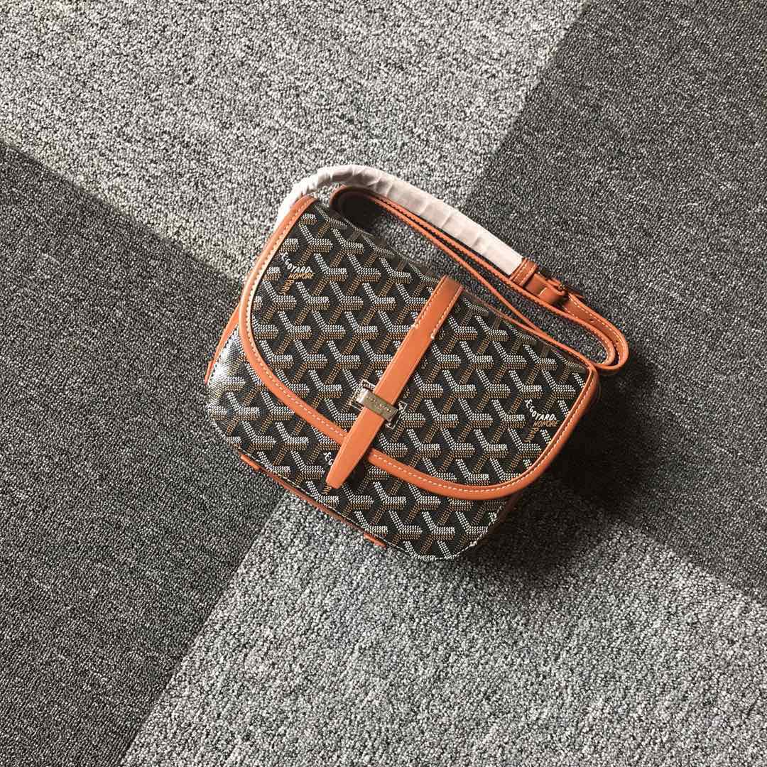 GOYARD BELVEDERE⬇️单扣邮差包配有灵巧的肩带和安全的闭合系统，适合各种场合，简约优雅且轻