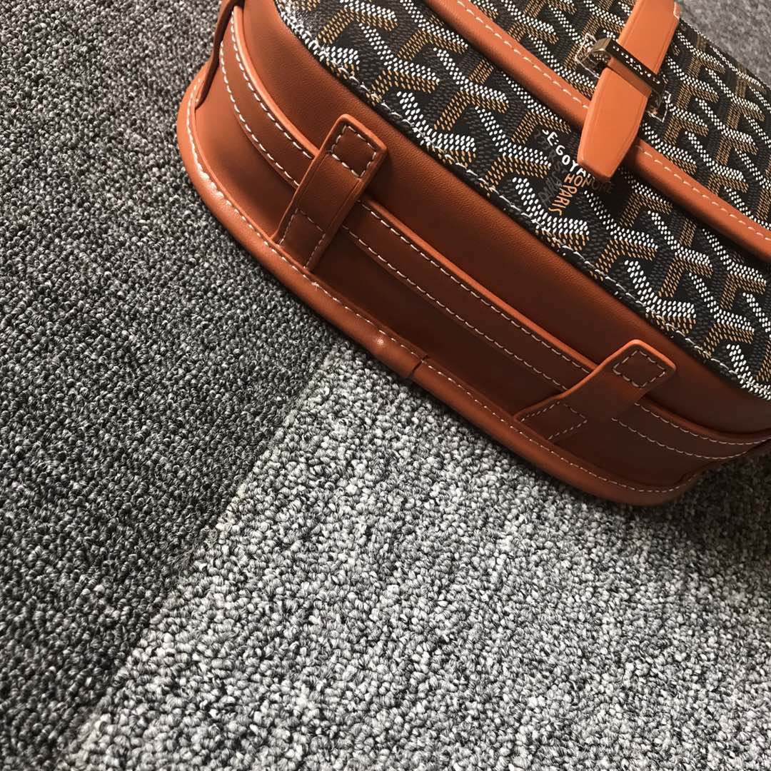 GOYARD BELVEDERE⬇️单扣邮差包配有灵巧的肩带和安全的闭合系统，适合各种场合，简约优雅且轻
