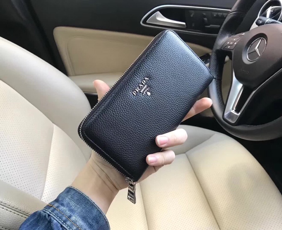 J0 型号6049高端拉链包尺寸19.5-10.5-2.5cm颜色黑色 高端品质原单正品材质PRADA专柜代购经典原厂进口原版头层牛皮正宗原版五金及YKK拉链皮质柔软手感独特的品质时尚的设计复杂的手工构制潮男必备内设香港专柜二维码-可扫出专柜地址