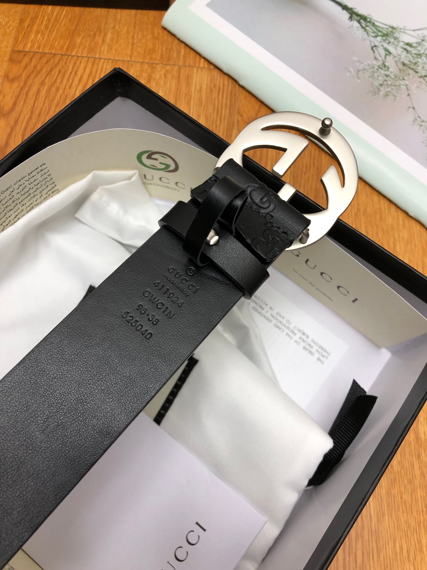 Gucci: single-grain cowhide leather with G-side embossed, lined with 8