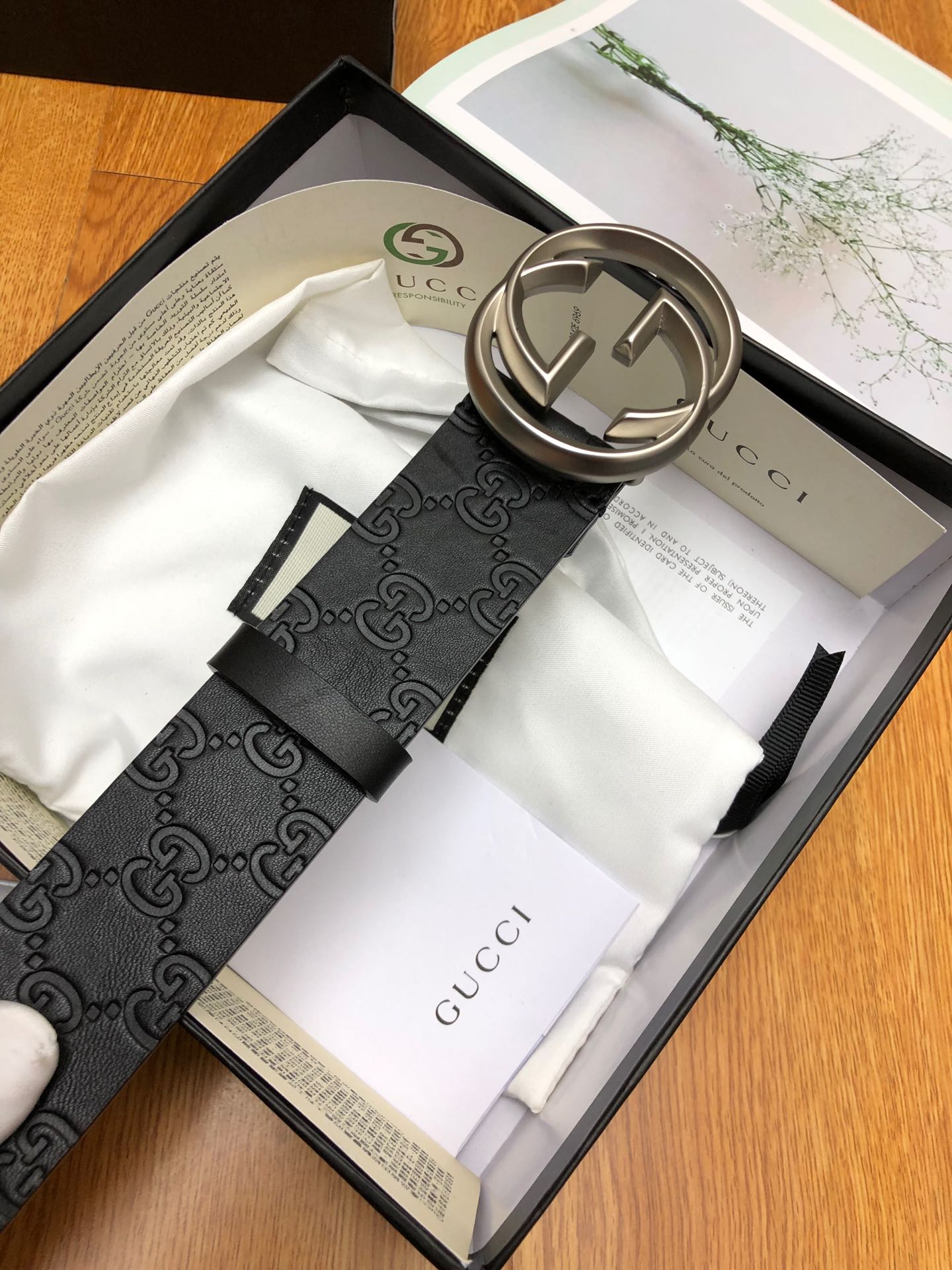 Gucci: single-grain cowhide leather with G-side embossed, lined with 7
