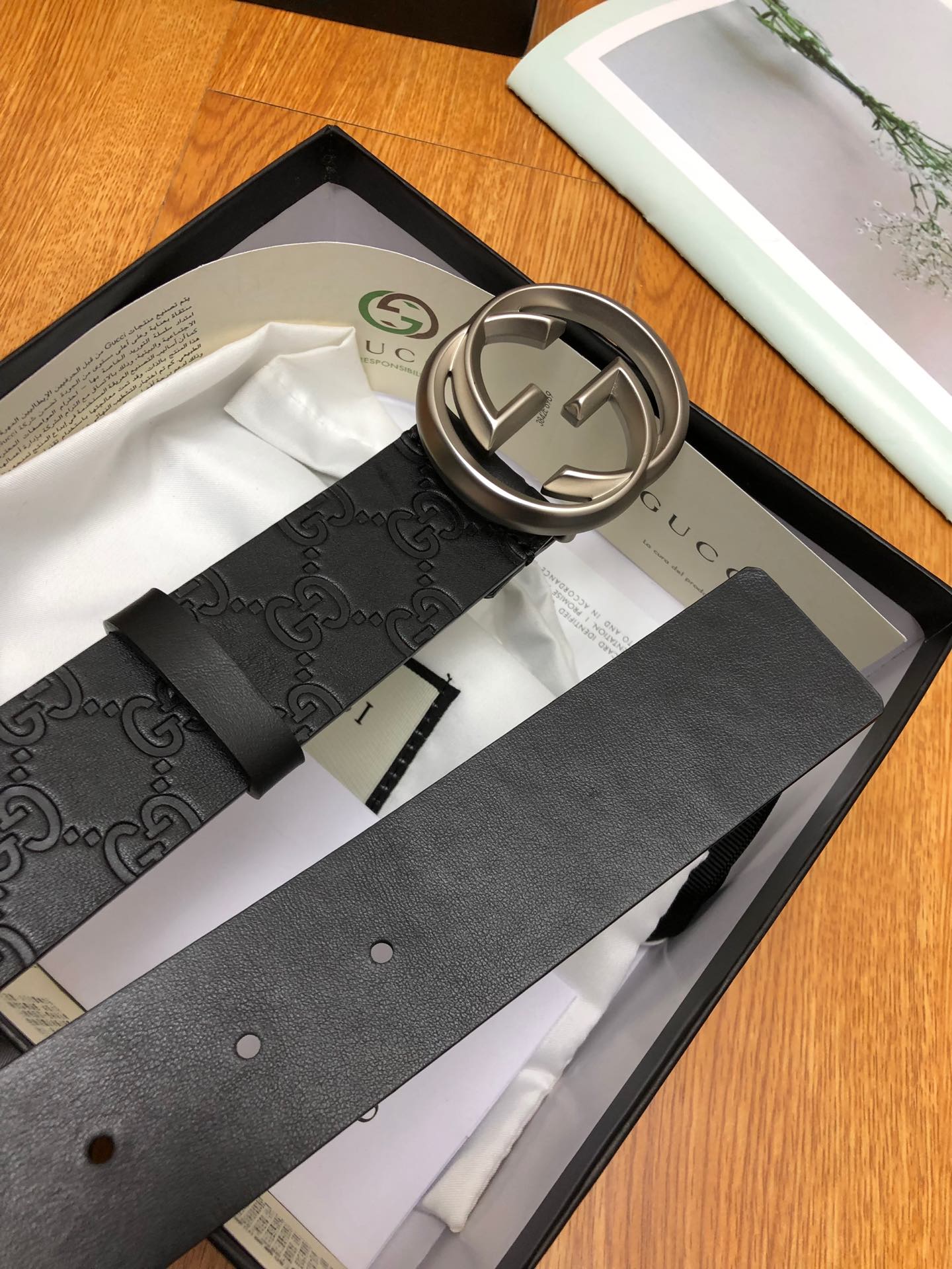 Gucci: single-grain cowhide leather with G-side embossed, lined with 6