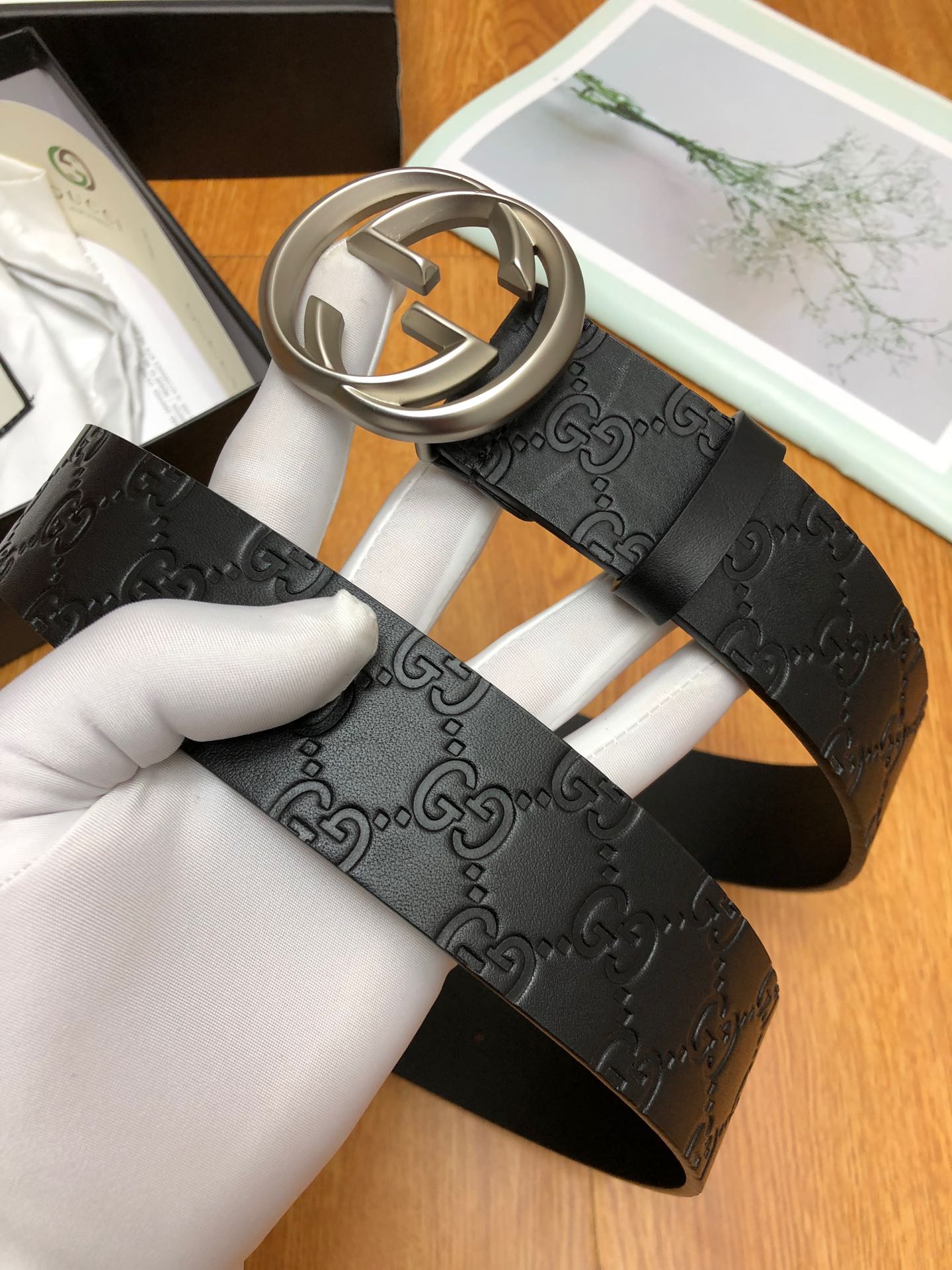 Gucci: single-grain cowhide leather with G-side embossed, lined with 3