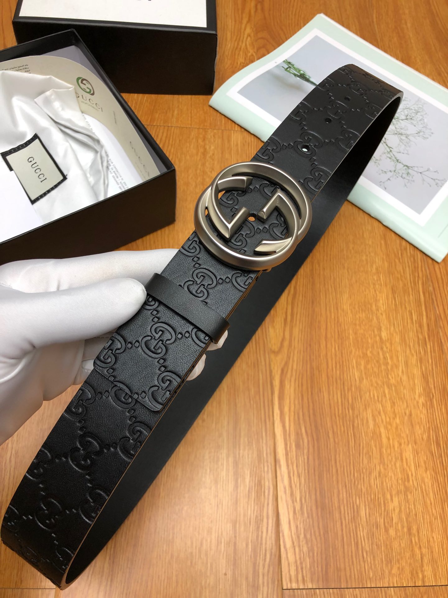 Gucci: single-grain cowhide leather with G-side embossed, lined with 4