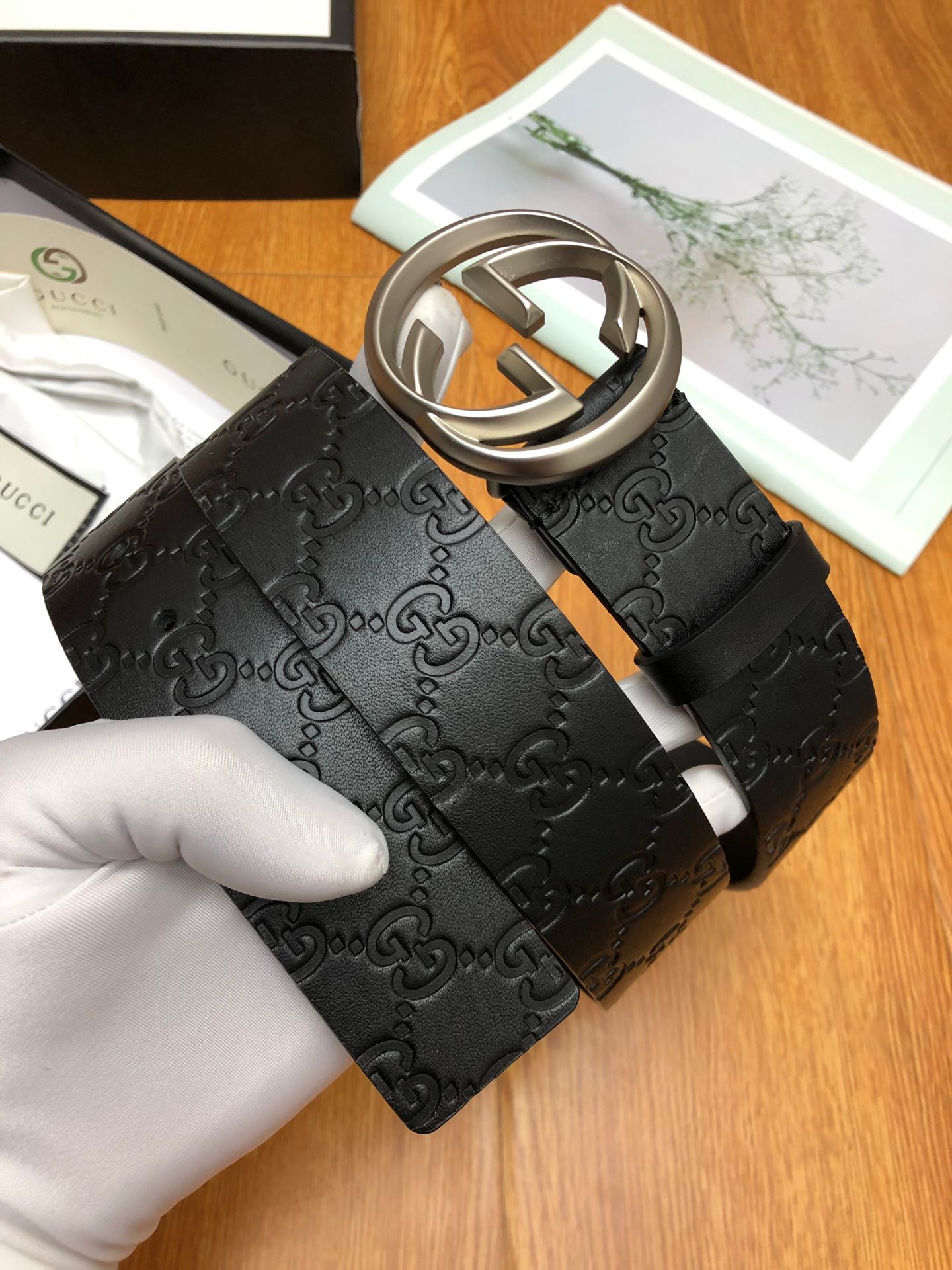 Gucci: single-grain cowhide leather with G-side embossed, lined with 2