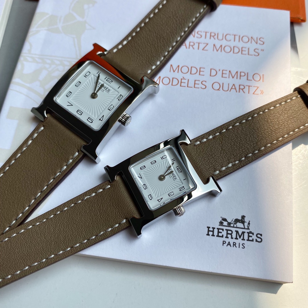 批:700 新款首发，HERMES爱马仕HEURE H系列，搭载瑞士ETA原装石英机芯，表壳采用进口316L精钢，表盘尺寸大号：26*26mm，小号：21*21mm；Barenia小牛皮表带，柔软细腻有光泽；白色移印阿拉伯数字时标和镀铑指针，防眩目蓝宝石水晶镜面。经典黑色，送礼首选！配原盒包装，一手价出