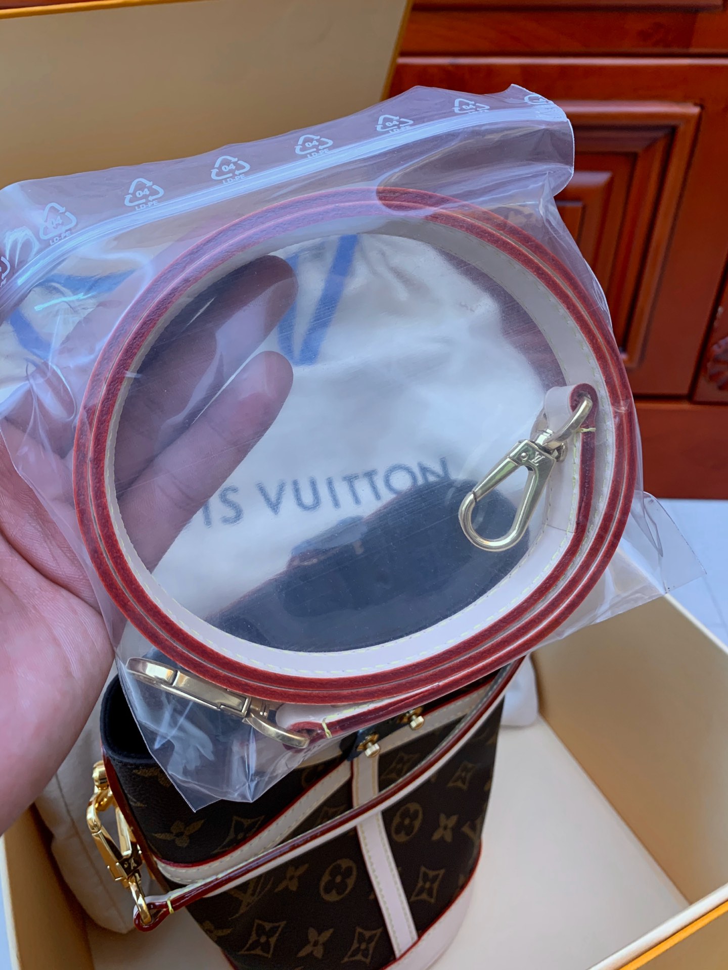 NO:395923,Detailed edge oil, anti-counterfeiting line, steel nails, steel hooks, imported lamb bark, sewing thread, all aspects of technology display, LV [original leather], louis vuitton19860909肩带的细节邊油、防偽線、鋼釘、鋼勾扣、進口樹羔皮,車縫線,方方面面工藝展示,LV【原厂皮】,louis vuitton,Bag