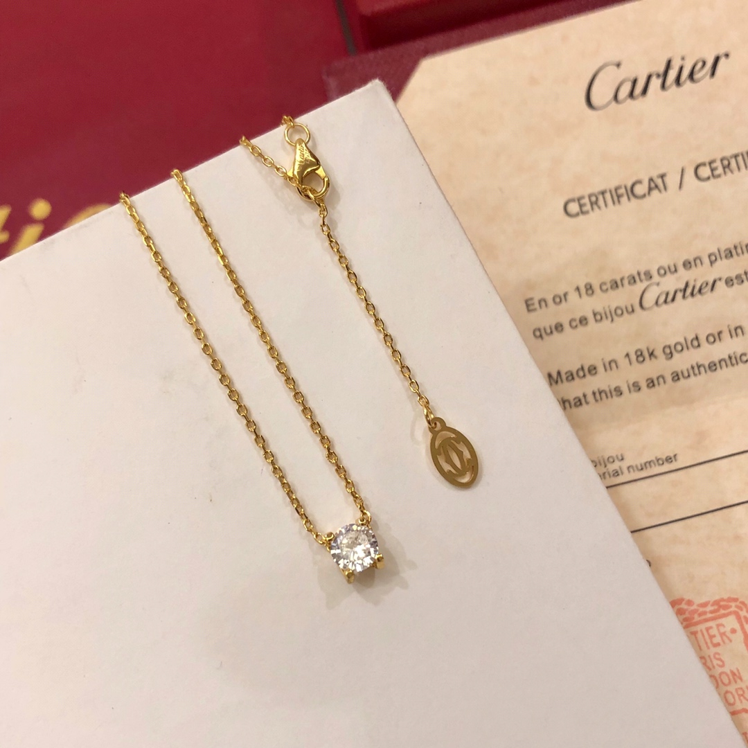 Cartier 卡地亚love单钻牛角项链 代表着简约与柔美 精心挑选的钻石 镶嵌在细链上