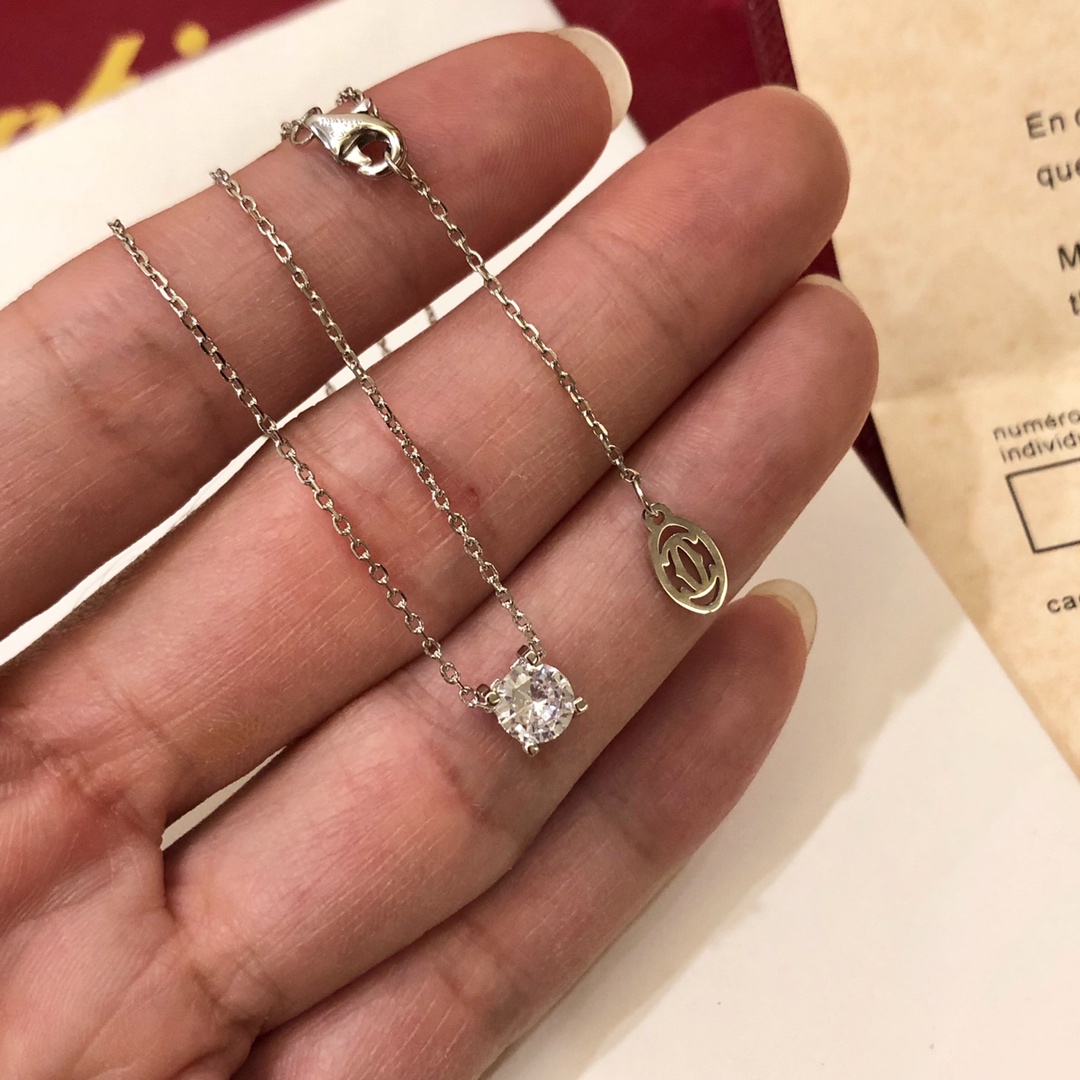 Cartier 卡地亚love单钻牛角项链 代表着简约与柔美 精心挑选的钻石 镶嵌在细链上