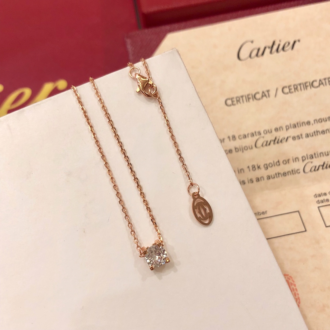 Cartier 卡地亚love单钻牛角项链 代表着简约与柔美 精心挑选的钻石 镶嵌在细链上