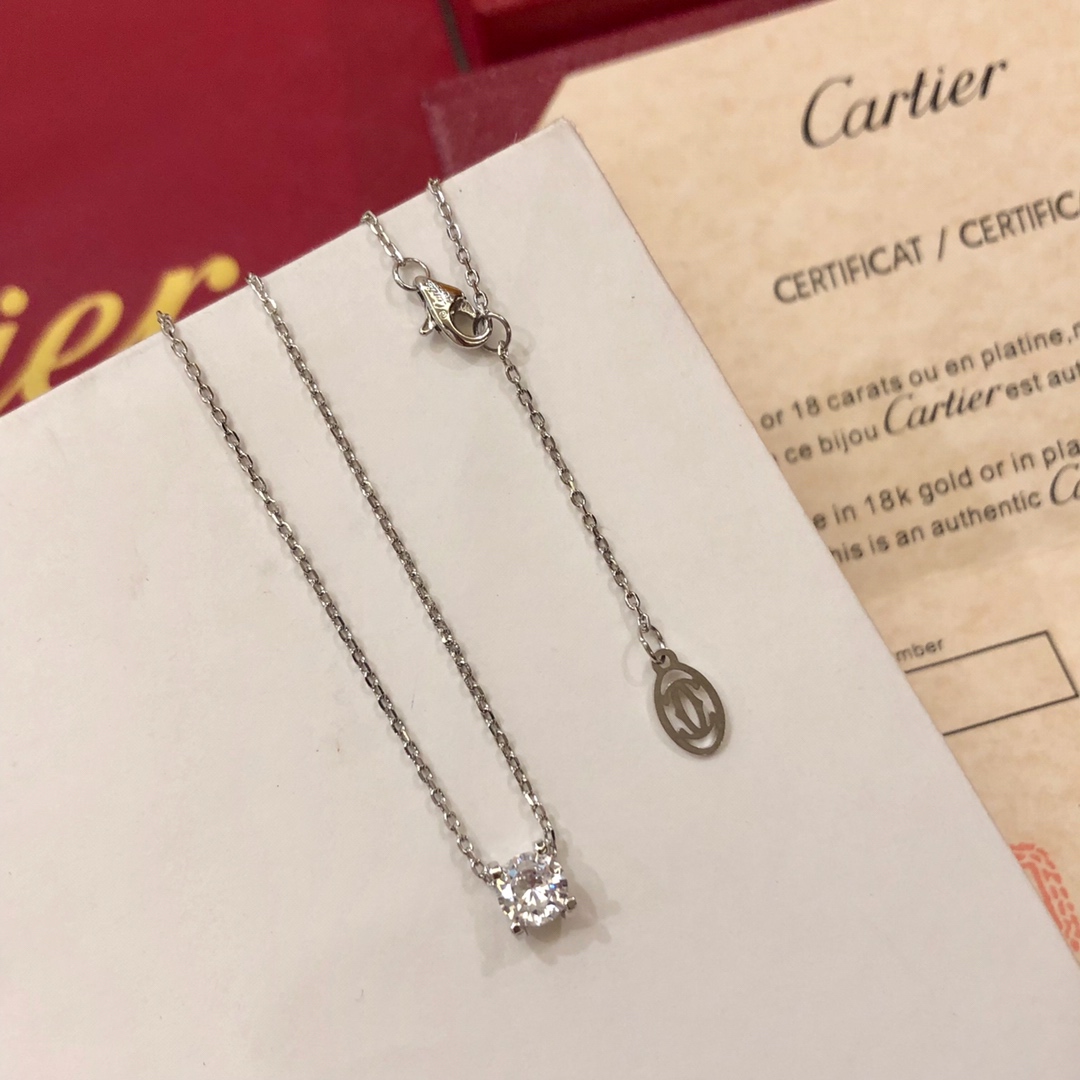 Cartier 卡地亚love单钻牛角项链 代表着简约与柔美 精心挑选的钻石 镶嵌在细链上