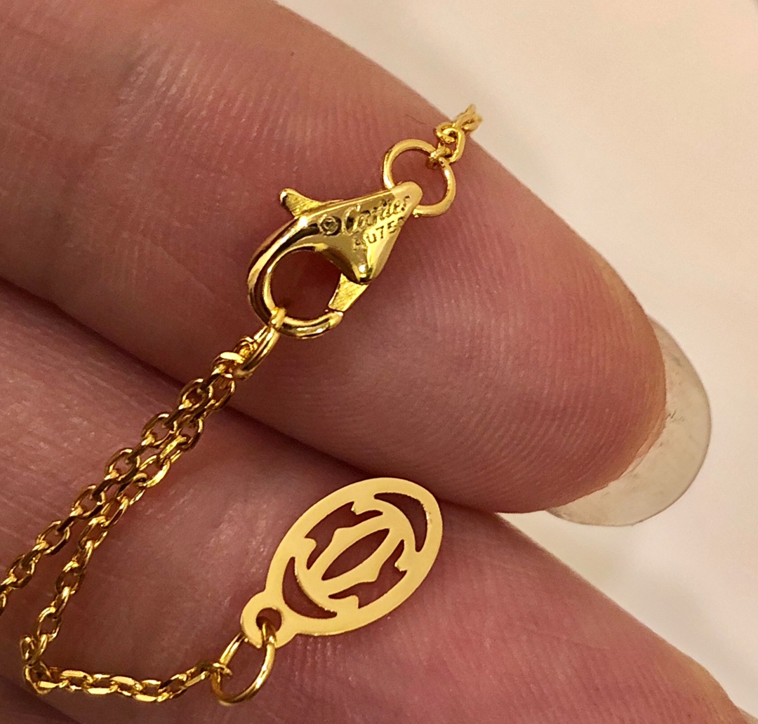Cartier 卡地亚love单钻牛角项链 代表着简约与柔美 精心挑选的钻石 镶嵌在细链上