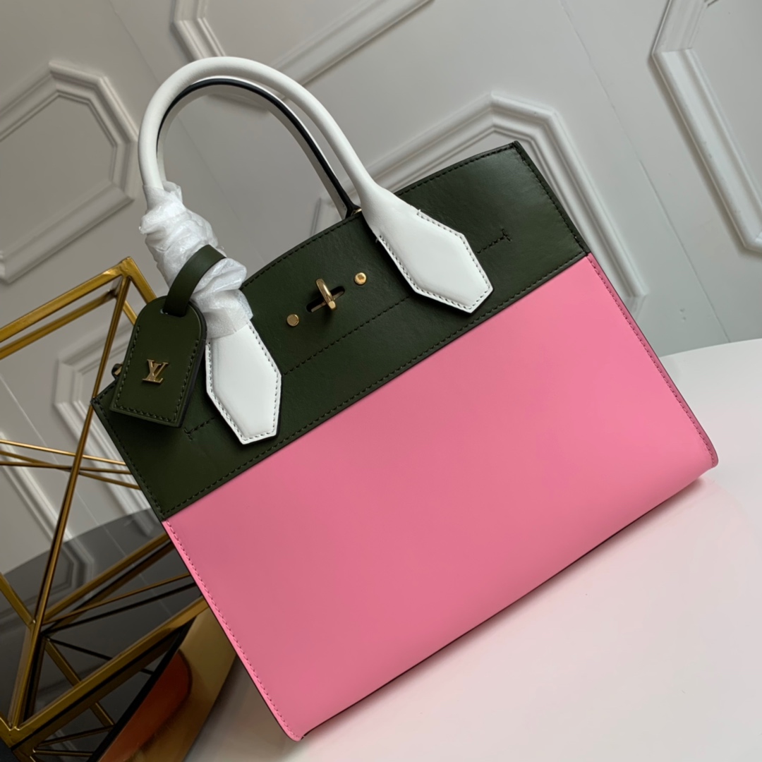 NO:395790,[Exclusive real photo M42188] Pink/Green CITY STEAMER This elegant City Steamer pays tribute to the brand tradition, and also has multiple brand new special design lettering padlocks, luggage tags, and hot-printed LV round logos. This is also a handbag suitable for business purposes, with spacious space to accommodate files and archives. Size: 31x26x12cm 2019.,LV [original leather],louis vuitton19860909【独家实拍M42188】粉/绿CITY STEAMER這款雅緻的City Steamer向品牌傳統致敬,同時又擁有多個嶄新的特色設計刻字掛鎖、行李吊牌、燙印LV圓形標誌.這也是一款適合商務用途的手袋,寬敞的空間可容納文件和檔案.size:31x26x12cm 2019.,LV【原厂皮】,louis vuitton,Bag