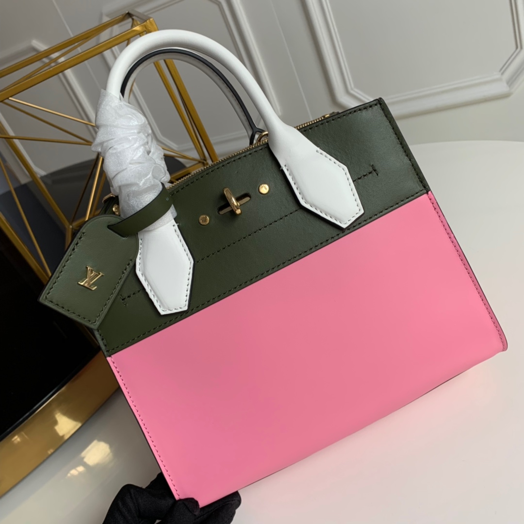 NO:395787,[Exclusive real photo M42188] Pink/Green This elegant City Steamer pays tribute to the brand tradition, and also has multiple brand new special design lettering padlocks, luggage tags, and hot-printed LV round logos. This is also a handbag suitable for business purposes, with spacious space to accommodate documents and archives. Size: 26.0 x 23.0 x 10.0 cm 2019.,LV [original leather],louis vuitton19860909【独家实拍M42188】粉/绿這款雅緻的City Steamer向品牌傳統致敬,同時又擁有多個嶄新的特色設計刻字掛鎖、行李吊牌、燙印LV圓形標誌.這也是一款適合商務用途的手袋,寬敞的空間可容納文件和檔案.尺寸: 26.0 x 23.0 x 10.0 cm 2019.,LV【原厂皮】,louis vuitton,Bag