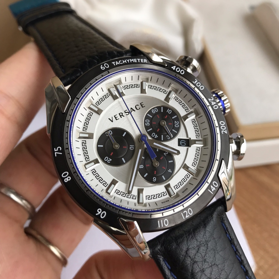 NO:157982,Batch: Original box: 50.Versace Versace men's watch VDB series, watch diameter 43mm, six-pin chronograph with calendar!  Quartz movement, chronograph function, sapphire glass, belt style, exquisite butterfly buckle, brand new packaging, priced at the counter exceeds 10,000 yuan, and it is a good price!  Packed with original box!  , versace, versace19860909批:原盒:50.Versace范思哲男表VDB系列,表径43mm,六针计时带日历！石英机芯,计时功能,蓝宝石玻璃,皮带款,精致蝴蝶表扣,全新带包装,专柜定价过万,保真好价出！配原盒包装！,,versace,versace,Watch