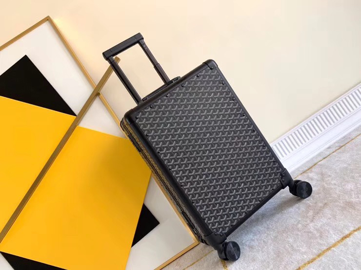 戈雅 Goyard 行李箱/拉杆箱 又来一组时尚新宠，这种复古形的拉箱有自己独特的一种时尚干练风，实力颜值都在线😉盘他！标志性的印花图案配铝框，时尚又耐用。 ⚠ （Goyard）戈雅 经典了一辈子的旅行拉杆箱， 众多一线明星同款旅行箱，…