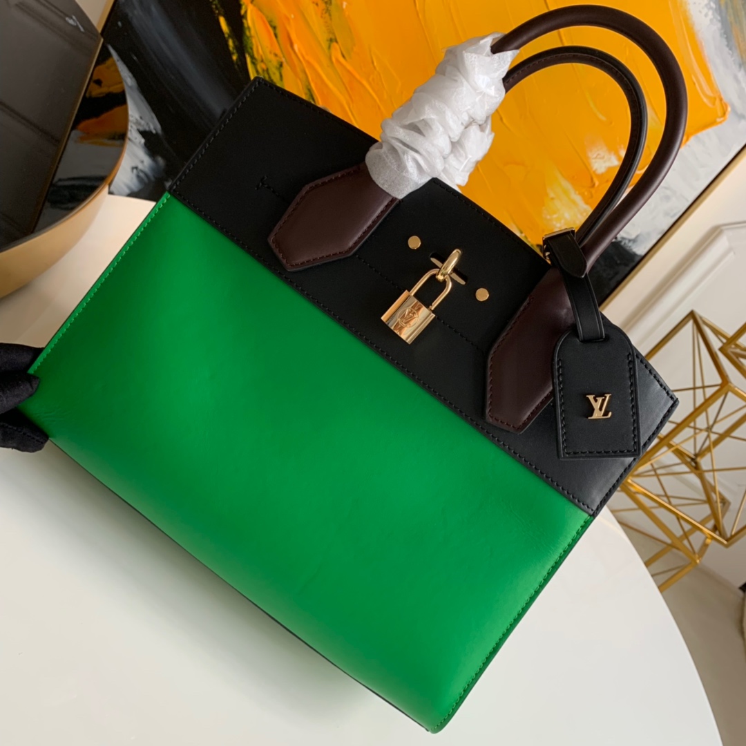 NO:395782,【Exclusive real photo M42188】Black/Green CITY STEAMER This elegant City Steamer pays tribute to the brand tradition, and also has multiple brand new special design lettering padlocks, luggage tags, and hot-printed LV round logos. This is also a handbag suitable for business purposes, with spacious space to accommodate files and archives. Size: 31x26x12cm 2019.,LV [original leather],louis vuitton19860909【独家实拍M42188】黑/绿CITY STEAMER這款雅緻的City Steamer向品牌傳統致敬,同時又擁有多個嶄新的特色設計刻字掛鎖、行李吊牌、燙印LV圓形標誌.這也是一款適合商務用途的手袋,寬敞的空間可容納文件和檔案.size:31x26x12cm 2019.,LV【原厂皮】,louis vuitton,Bag