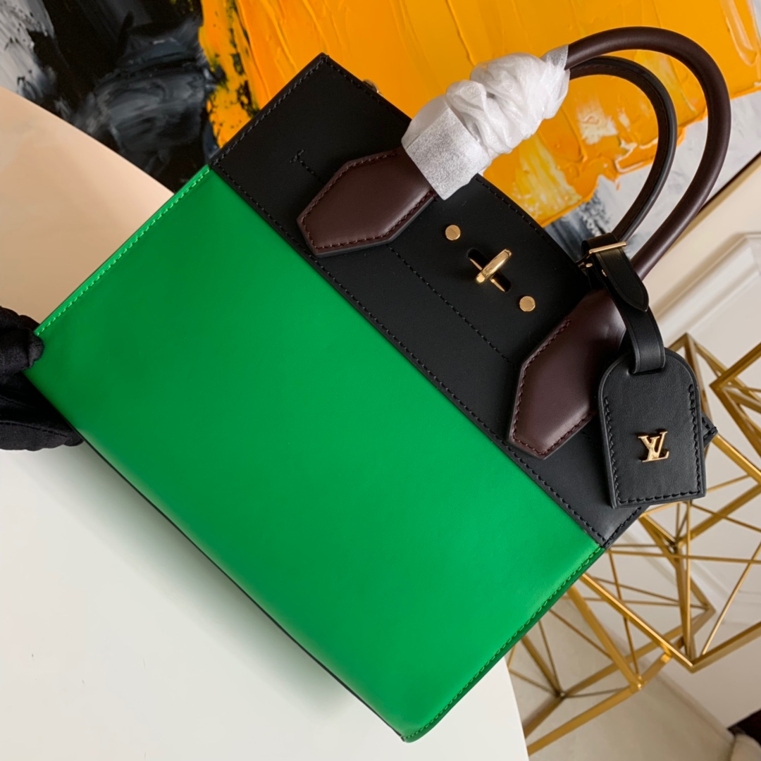 NO:395780,[Exclusive real photo M42188] Black/Green City Steamer pays tribute to the brand tradition, and also has multiple brand new special design lettering padlocks, luggage tags, and hot-printed LV round logos. This is also a handbag suitable for business purposes, with spacious space to accommodate files and archives. Size: 26.0 x 23.0 x 10.0 cm 2019.,LV [original leather],louis vuitton19860909【独家实拍M42188】黑/绿這款雅緻的City Steamer向品牌傳統致敬,同時又擁有多個嶄新的特色設計刻字掛鎖、行李吊牌、燙印LV圓形標誌.這也是一款適合商務用途的手袋,寬敞的空間可容納文件和檔案.尺寸: 26.0 x 23.0 x 10.0 cm 2019.,LV【原厂皮】,louis vuitton,Bag