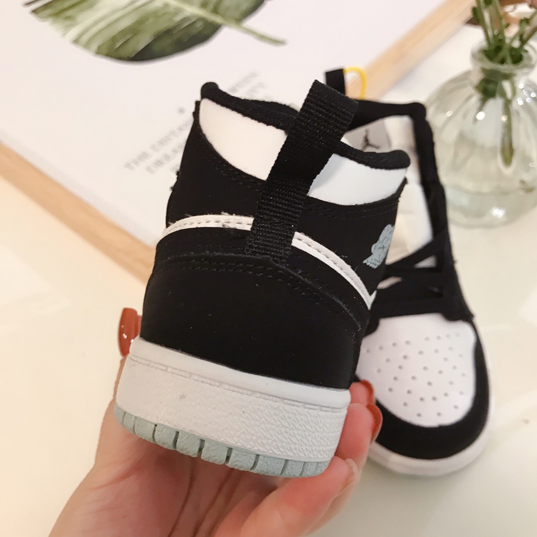 Air Jordan 1 Men’s Child Basketball Shoes Price and Details in Black & White - 图片 6